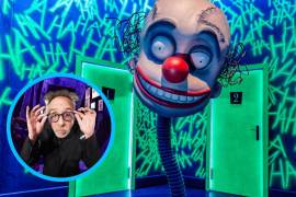 Los pasillos oscuros y las decoraciones sonoras de la exposición ofrecen una atmósfera única, propia del universo burtoniano, invitando a los visitantes a perderse en un mundo surrealista.