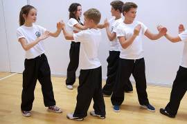Un estudio internacional reveló que los niños y adolescentes que practican deportes extraescolares presentan mejores resultados en salud mental, rendimiento cognitivo y condición física.