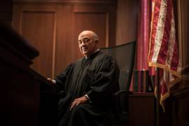 El juez Alvin Hellerstein, de 92 años, encabeza el proceso judicial contra Nicolás Maduro en Estados Unidos, generando debate sobre su edad y experiencia en un caso de alto perfil.