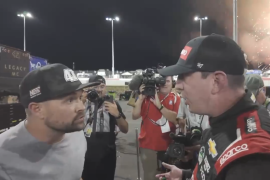 Ricky Stenhouse Jr. y Kyle Busch se enfrentan en una acalorada discusión en el box después de una maniobra agresiva durante la NASCAR All Star Race.