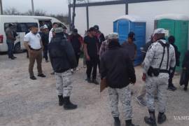 Autoridades mexicanas aseguraron a un grupo de migrantes que viajaban en camionetas tipo “van” hacia la frontera con Estados Unidos, como parte de un nuevo modus operandi detectado en la región de Coahuila.