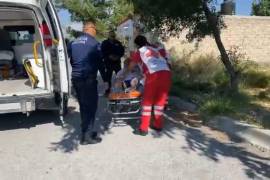 Paramédicos de la Cruz Roja atendieron al adulto mayor en el lugar de los hechos antes de trasladarlo al centro de salud para una mejor atención médica.