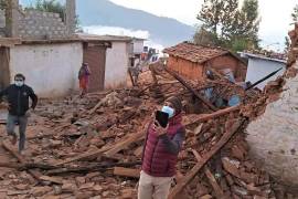 Una fotografía proporcionada por la oficina del primer ministro de Nepal muestra casas dañadas cerca de Jajarkot, Nepal.