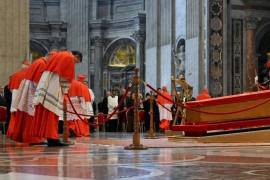 La Basílica de San Pedro acogerá este viernes la solemne ceremonia de cierre del féretro del papa Francisco. El acto marcará uno de los momentos culminantes del protocolo funerario del Vaticano. Su tumba, fiel a su humildad, estará en Santa María la Mayor.