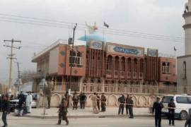 Estallido. Al menos diez personas murieron y otras 70 resultaron heridas ayer tras una explosión en una mezquita en la capital afgana.