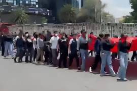 Estudiantes del CREN Río Grande marcharon para exigir justicia, mientras la Semar negó su participación en los hechos e informó que inició una investigación interna.