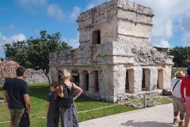 Tulum registra una baja en su ocupación y un desplome del 30% en su aeropuerto; además, el sargazo se duplicó respecto a 2025 y un regidor local es indagado por viajar en jet privado.