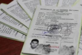 Documentos militares listos para entrega en los módulos oficiales; jóvenes deberán acudir en fin de semana para recibir su cartilla liberada.
