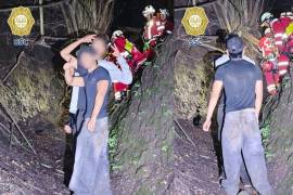 Policías y bomberos rescataron a nueve jóvenes que se extraviaron en una barranca del Bosque de Chapultepec.