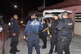 Un intercambio de balazos entre civiles armados y policías dejó tres presuntos delincuentes heridos, además de un efectivo municipal, en General Terán, Nuevo León.