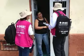 Capacitadores electorales visitan domicilios en Coahuila para designar funcionarios de casilla.