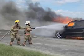 Bomberos de Morelos acudieron al tramo carretero para combatir el fuego en el compartimento del motor y el interior de la unidad.
