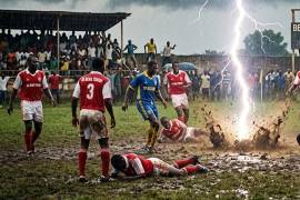 Un rayo acabó con la vida de 11 jugadores de un equipo africano durante un partido en 1998, una tragedia que volvió a recordarse tras la tormenta eléctrica que obligó a retrasar el duelo entre México y Ecuador en el Mundial 2026.