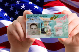 El gobierno de Estados Unidos actualizó los requisitos migratorios para residentes permanentes con Green Card, reforzando controles sobre viajes internacionales, reingreso y obligaciones para evitar afectaciones al estatus y la naturalización.