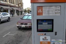 La aplicación Parkum permite pagar parquímetros en Saltillo, pero activa de forma automática una suscripción adicional llamada Urbano, lo que ha generado molestia entre los usuarios.
