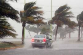 El huracán Simón se fortalece frente al Pacífico mexicano y podría alcanzar la categoría 4. Guerrero, Michoacán, Colima y Jalisco esperan lluvias intensas, oleaje elevado y fuertes rachas de viento.