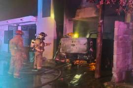 La camioneta quedó completamente calcinada dentro de la cochera tras el incendio intencional.