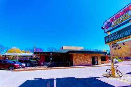 Testigos señalaron que todo el personal del restaurante de comida mexicana se puso nervioso tras la llegada de los agentes de ICE. FOTO: