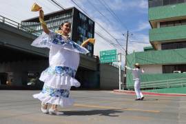 Saltillo: ballet folklórico sale a los cruceros para recaudar fondos
