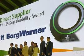 La presidenta del Clúster de la Industria Automotriz de Coahuila (CIAC) y gerente general de BorgWarner Ramos Arizpe, Lourdes Cobos, recibió el reconocimiento por parte de John Deer.