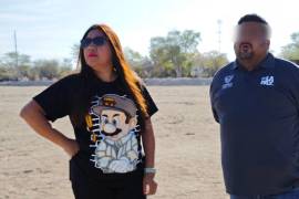 La regidora María del Carmen Aguilar Mendoza, del Ayuntamiento de La Paz, Baja California Sur, generó controversia en redes sociales al aparecer en actos públicos portando una camiseta con una caricatura alusiva al narcotraficante Joaquín “El Chapo” Guzmán.