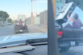 Al tomar una curva, el peso del electrodoméstico venció a la mujer y el aparato cayó del vehículo.