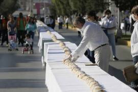 Saltillo.- Evento donde se partió la Rosca de Reyes más Grande del Mundo en 2019, con la presencia del alcalde Manolo Jimenez y el gobernador Miguel Angel Riquelme