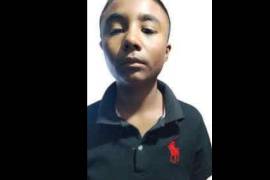 Entre las señas particulares del menor destaca una cicatriz en la frente, además de que al momento de su desaparición vestía pantalón de mezclilla negro, playera negra con letras blancas, tenis o zapatos negros y una gorra roja.