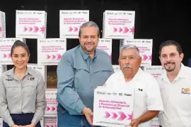 Personas de la tercera edad de Ramos Arizpe recibieron despensas del programa AMA.