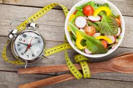 El ayuno intermitente no es una dieta en sí misma, sino un régimen alimenticio que puede ser utilizado junto con una restricción calórica para perder peso..