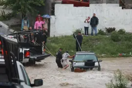 Los policías que rescataron a un hombre a punto de ser arrastrado por la corriente de agua, serán condecorados.