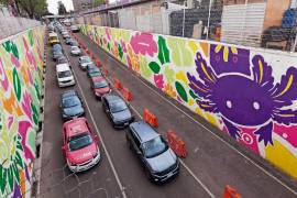 Mientras el gobierno defiende el proyecto rumbo al Mundial 2026, especialistas y ciudadanos cuestionan si la prioridad debería estar en resolver problemas estructurales de movilidad y seguridad vial.