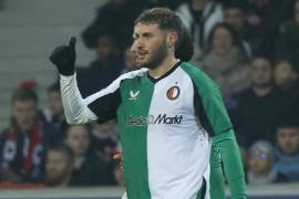 El mexicano tuvo la fortuna de anotar antes de salir por lesión en un duelo donde el Feyenoord fue goleado.