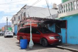 En algunas zonas de la ciudad, los automovilistas invaden las banquetas e instalan estructuras para proteger del sol a sus autos.