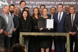 El Gobierno federal estima un ahorro promedio de 2.57 pesos por carga de gasolina al pagar con tarjeta, tras eliminar comisiones bancarias en gasolineras.