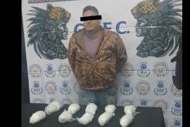 Los seis kilogramos de metanfetamina fueron localizados en paquetes emplayados dentro de la unidad.