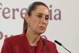 Claudia Sheinbaum rechaza que su gobierno cree un “Estado espía”. Asegura que toda intervención requiere orden judicial y denuncia campañas de desinformación. Cita el artículo 16 de la Constitución.