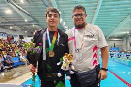 El oro de Justin Alan Carrillo Cortez llegó en una de las pruebas más exigentes de la natación, los 200 metros mariposa, estilo que combina resistencia, potencia y técnica durante toda la competencia.