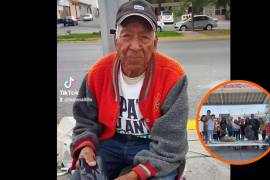 Don Florentino, de 93 años, vende bolsas de basura en las calles de Saltillo para subsistir.