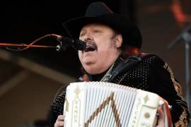 El Rey del Acordeón habría sufrido una fractura de hombro tras caerse, según reportes en redes sociales que preocupan a sus fans tras su reciente show en La México.