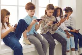 Adolescentes y jóvenes pasan más horas conectados al internet y las redes sociales que el tiempo dedicado a la escuela y a las tareas, lo que explica el bajo rendimiento académico.