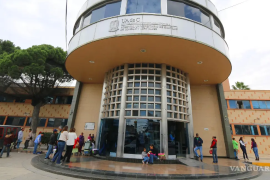 Familiares de Adán Isaías acudieron al hospital para su identificación oficial.