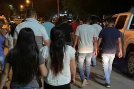 Videos en redes sociales mostraron a decenas de personas tras detenerse el tráfico.