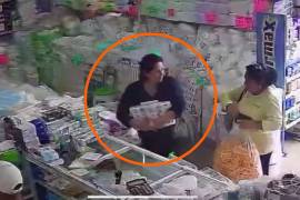 Dos mujeres fueron grabadas mientras sustraen una alcancía del mostrador de una tienda de pañales.