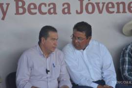 Roberto Clemente Piña (derecha), fue acusado de haber participado en un acto público y pedir el voto a favor de Morena.
