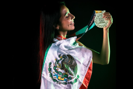 Flores se coronó campeona mundial siendo la mariscal de campo de la Selección Mexicana de Fútbol Bandera.