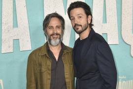 Los actores mexicanos Diego Luna y Gael García Bernal encabezaron la noche de este martes la premier de “La Máquina”.