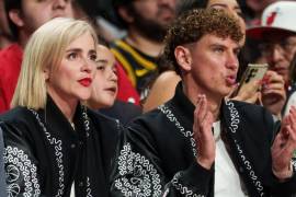 El central chileno y la actriz mexicana estarían sosteniendo un romance, mismo que se hizo viral cuando los captaron juntos en un partido de la NBA.