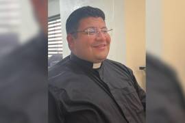 El padre Francisco Isaac Cortez salió ileso tras caer a un barranco en la carretera federal 57.