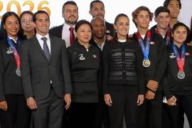 La presidenta Claudia Sheinbaum instruyó a la Conade entregar estímulos económicos por cada medalla obtenida en los Juegos Centroamericanos y anunció un aumento en las becas para deportistas.